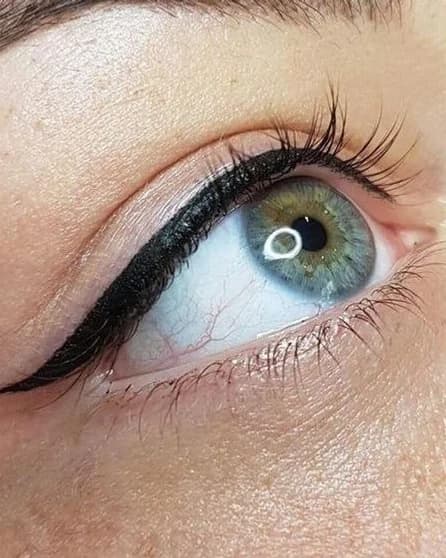 Ojo con eyeliner micropigmentado, línea clásica