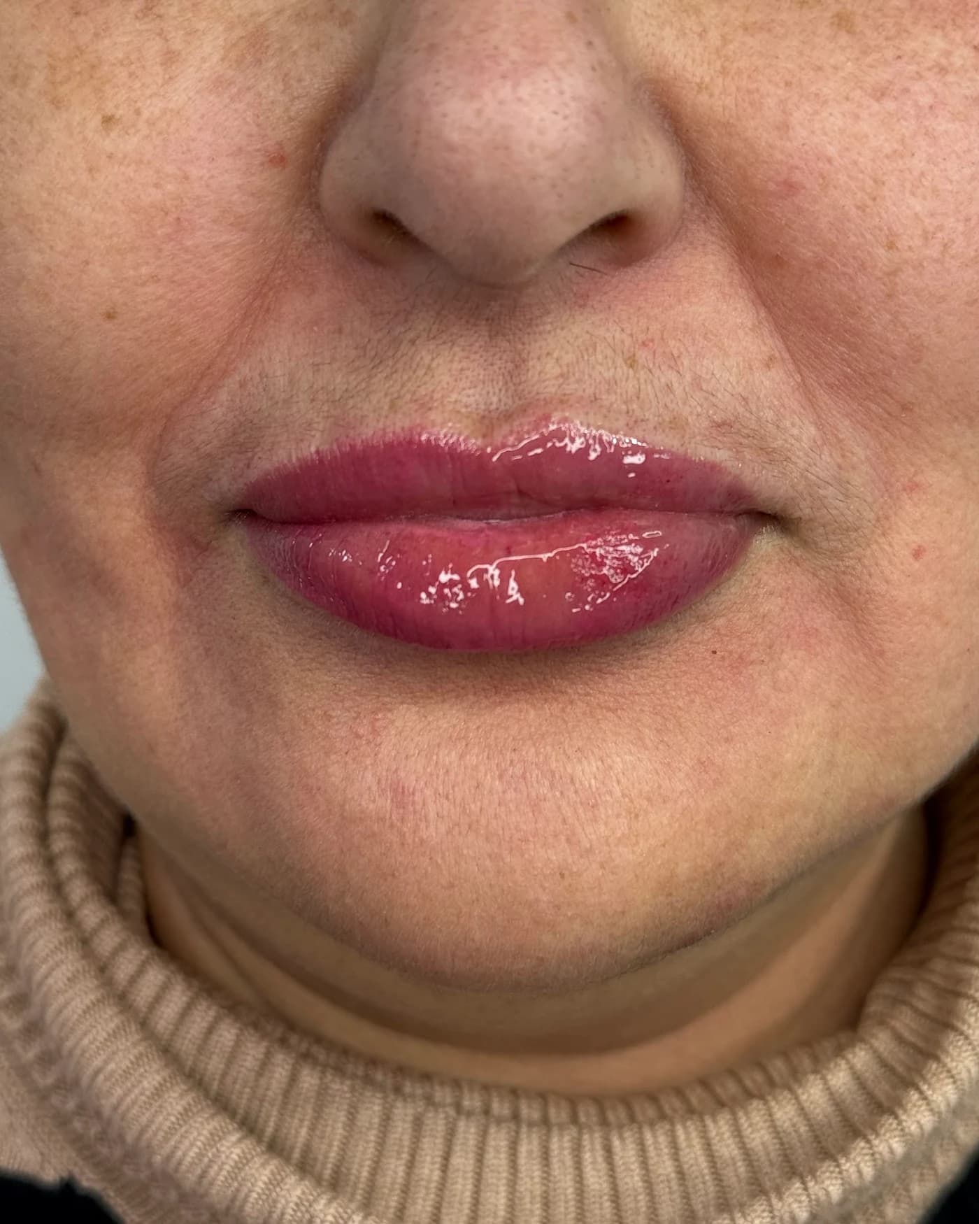 Labios tras una micropigmentación, detalle del color y el contorno