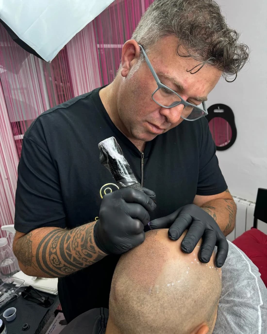 Ricardo aplicando micropigmentación capilar